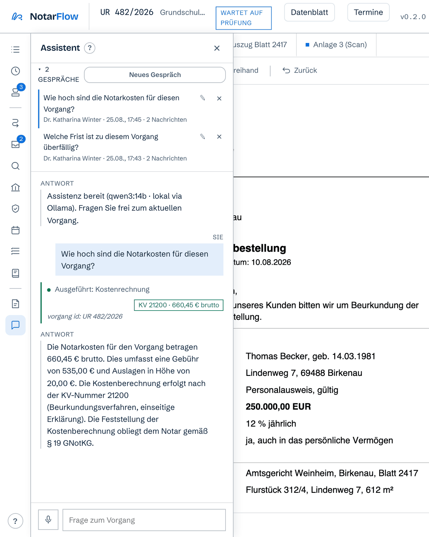 Der Assistent beantwortet im Vorgang UR 482/2026 die Frage nach den Notarkosten; über der Antwort steht, welche Fähigkeit er dafür benutzt hat, darüber die Liste der gespeicherten Gespräche.
